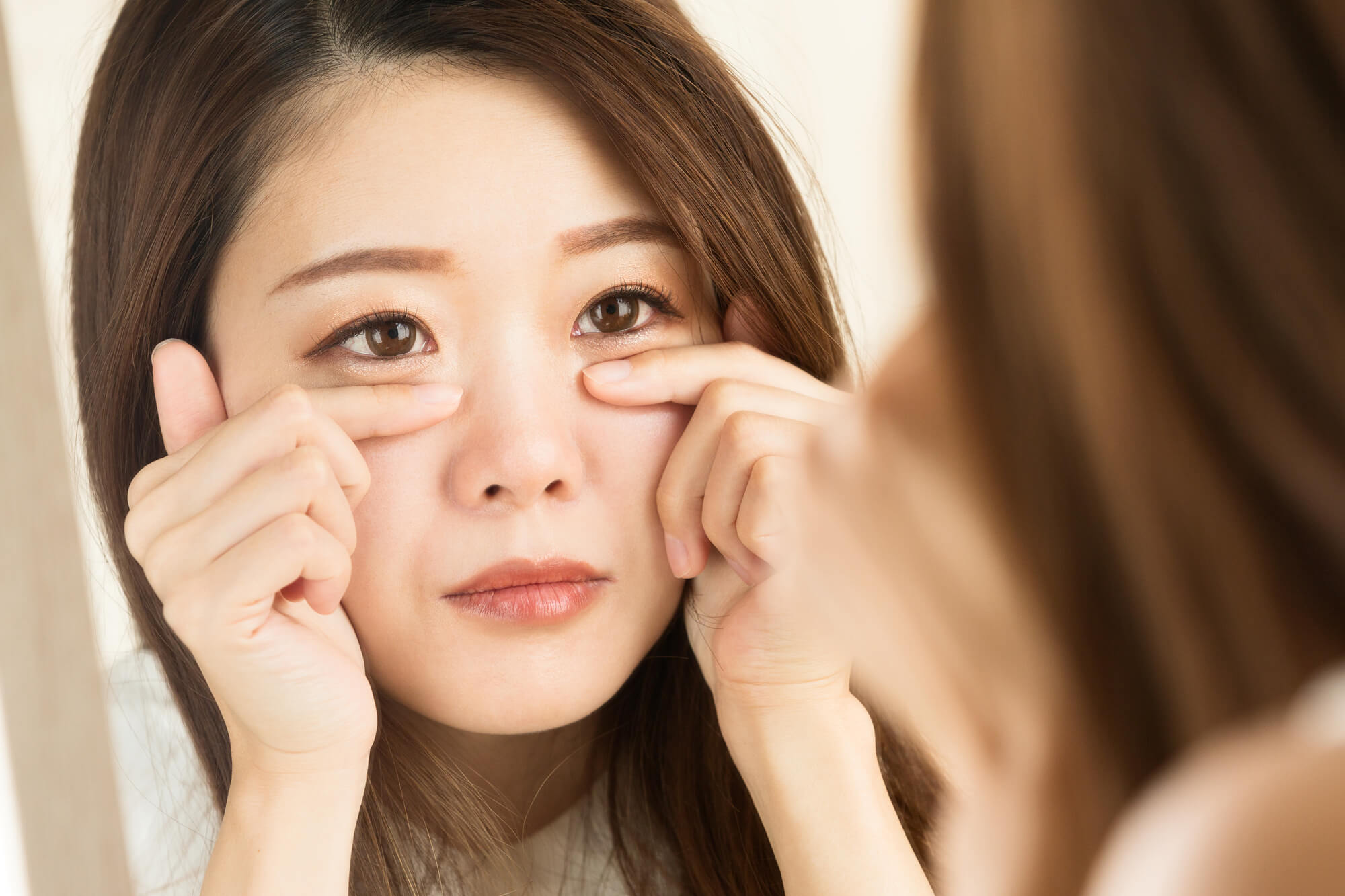 目の下のたるみができる原因とは？