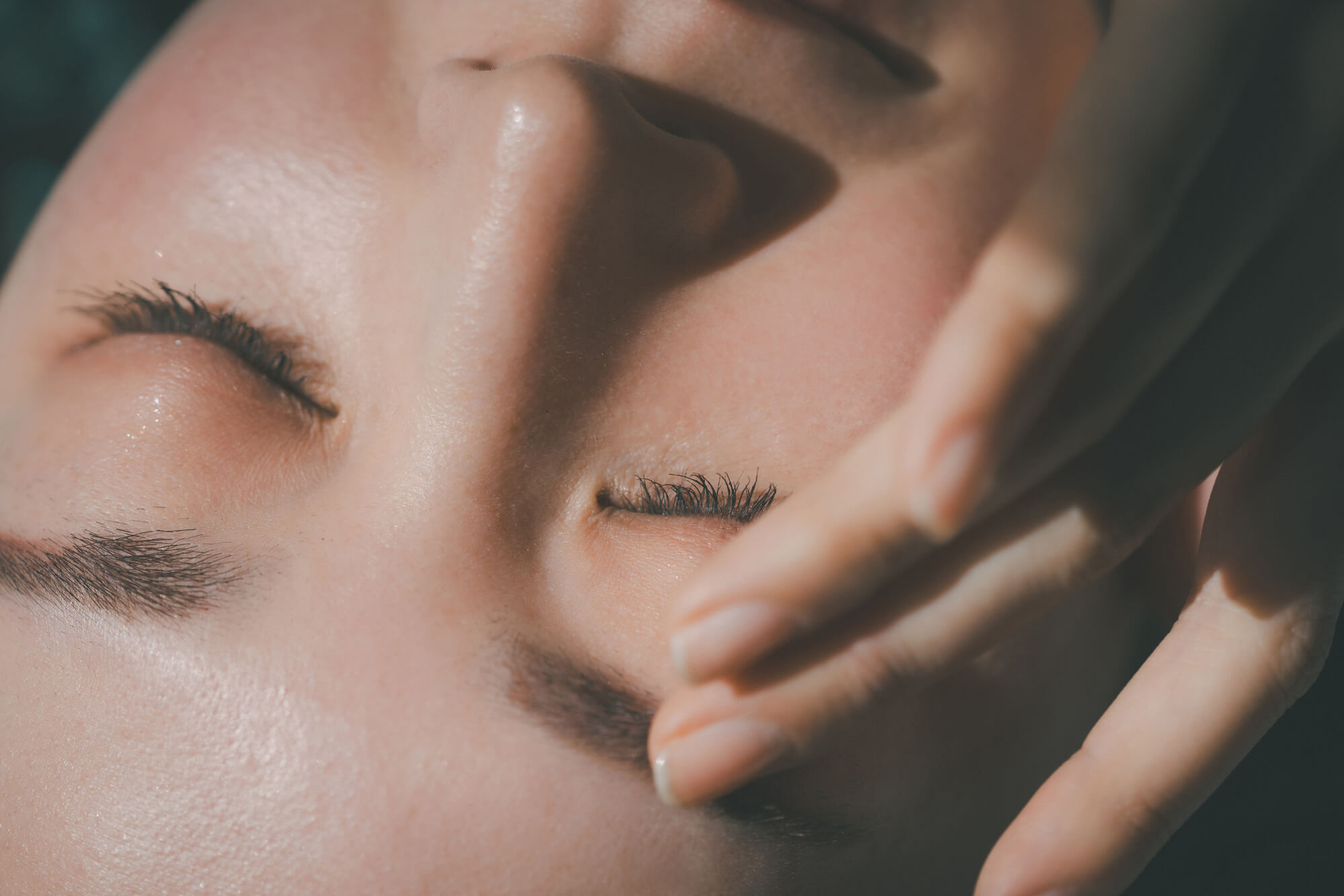 目元のシワを目立たなくするためのセルフケア